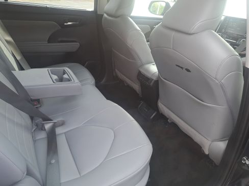 Used 2022 Toyota Highlander XLE image 13