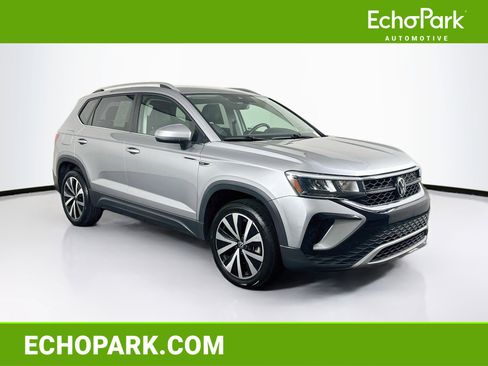 Used 2024 Volkswagen Taos SE FWD image 1