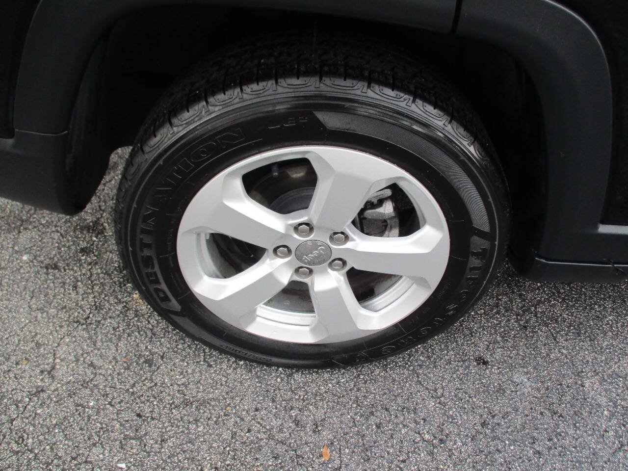 Used 2018 Jeep Compass Latitude w/ Popular Equipment Group FWD image 31