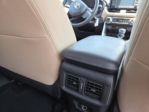 Used 2022 Toyota RAV4 LE AWD/4WD image 18
