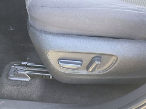 Used 2023 Toyota Highlander L image 25