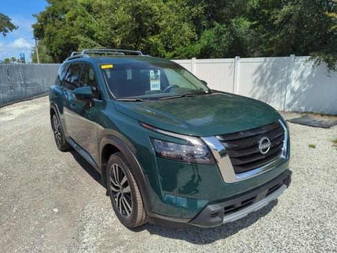 Used 2025 Nissan Pathfinder Platinum FWD image 1