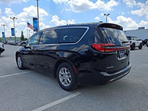 Used 2024 Chrysler Pacifica Touring-L FWD image 9