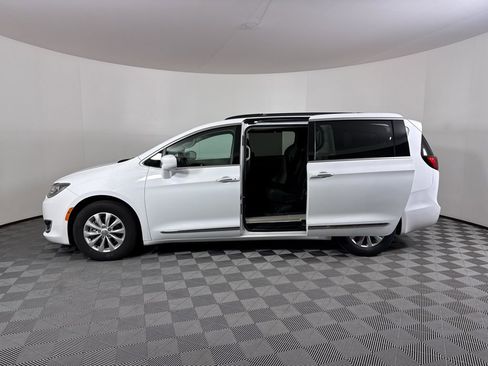 Used 2017 Chrysler Pacifica Touring-L image 3