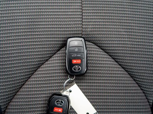 Used 2024 Toyota Highlander LE image 34