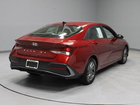Used 2024 Hyundai Elantra SEL FWD image 11