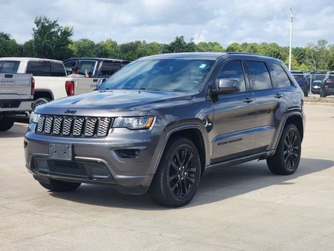 Used 2020 Jeep Grand Cherokee Altitude RWD image 3