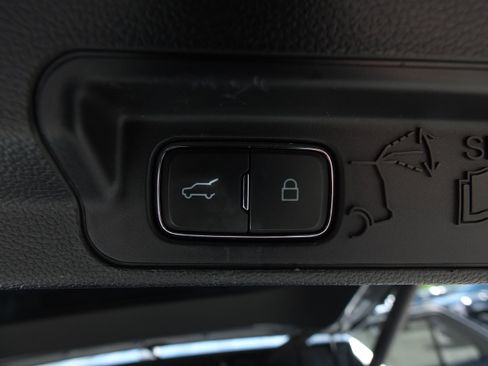 Used 2020 Ford Explorer Limited RWD image 18