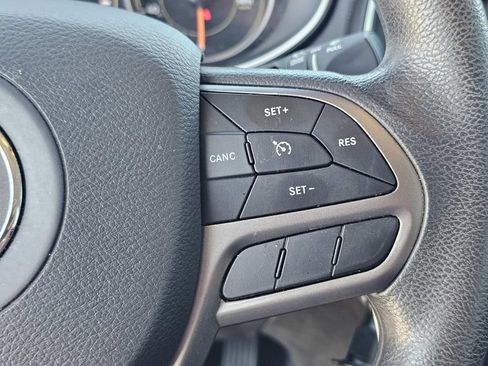 Used 2021 Jeep Cherokee Latitude FWD image 27