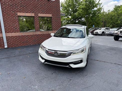 Used 2017 Honda Accord Touring image 2