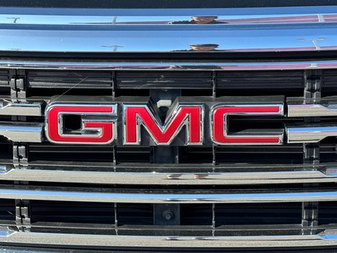 Used 2022 GMC Acadia SLT FWD image 40