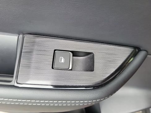 Used 2025 Nissan Rogue Platinum FWD image 15