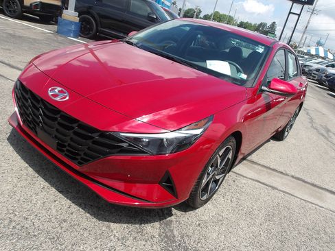 Used 2023 Hyundai Elantra SEL w/ Convenience Package FWD image 3