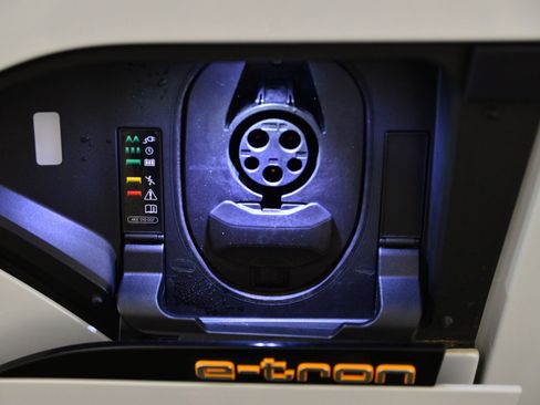 Used 2019 Audi e-tron Premium Plus image 24