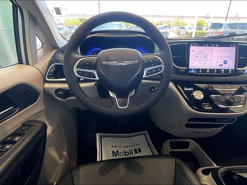 Used 2024 Chrysler Pacifica Touring-L FWD image 5