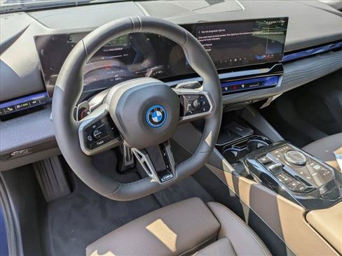 Used 2026 BMW i5 eDrive40 w/ M Sport Package AWD/4WD image 3