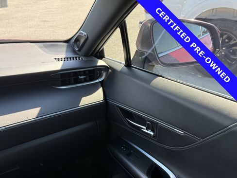 Used 2022 Toyota Venza Limited image 18