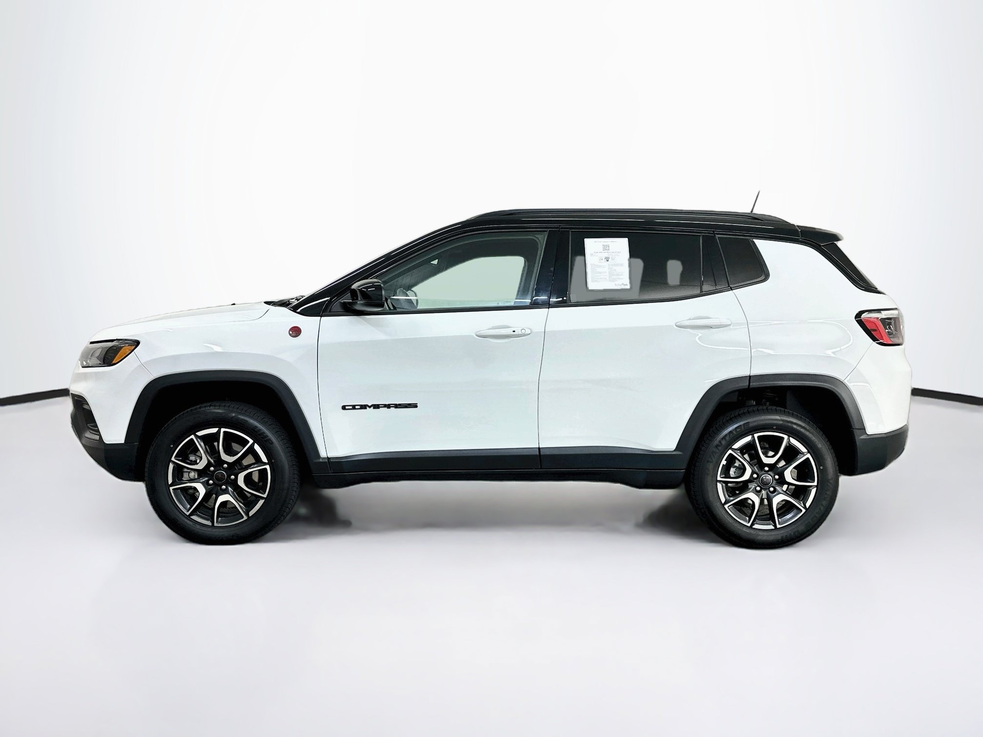Used 2025 Jeep Compass Trailhawk AWD/4WD image 4