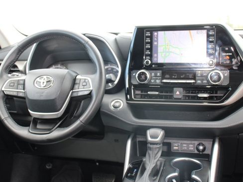 Certified 2022 Toyota Highlander XLE image 26