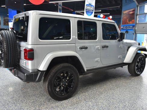 Used 2024 Jeep Wrangler Unlimited Sahara w/ Technology Group AWD/4WD image 3