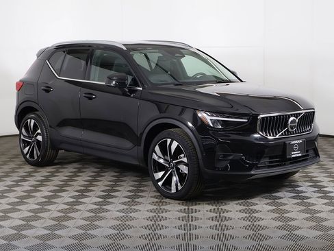 Used 2023 Volvo XC40 B5 Plus w/ Protection Package Premier image 2