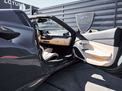 Used 2022 Ferrari F8 Tributo image 31