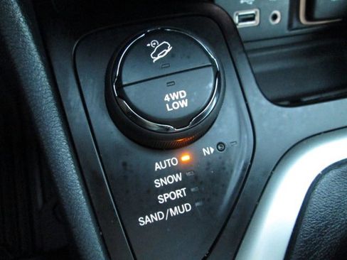 Used 2014 Jeep Cherokee Limited w/ Luxury Group AWD/4WD image 19