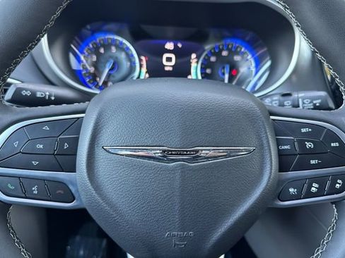 Used 2024 Chrysler Pacifica Touring-L image 37