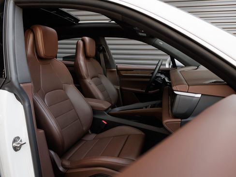 Certified 2025 Porsche Macan 4S Electric AWD/4WD image 34