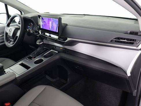 Used 2026 Toyota Sienna XLE FWD image 9