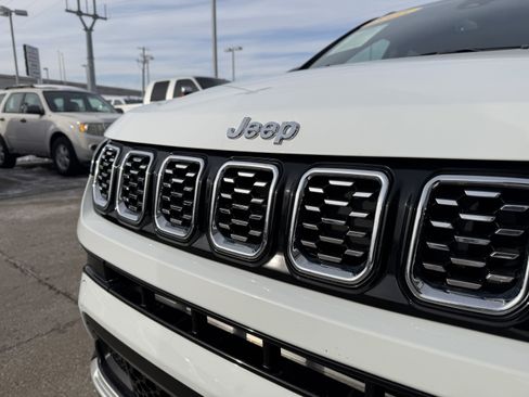 Used 2025 Jeep Compass Limited image 19