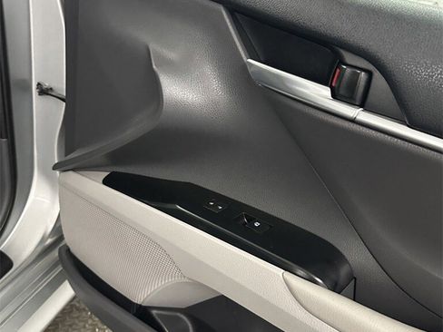 Used 2018 Toyota Camry LE image 32