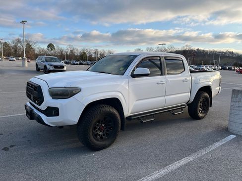 Used 2020 Toyota Tacoma SR image 10