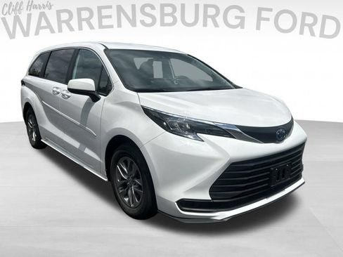 Used 2025 Toyota Sienna LE AWD/4WD image 1