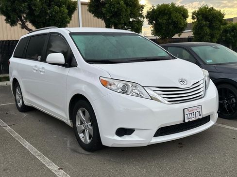 Used 2017 Toyota Sienna LE image 2
