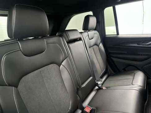 New 2025 Jeep Grand Cherokee Altitude image 21