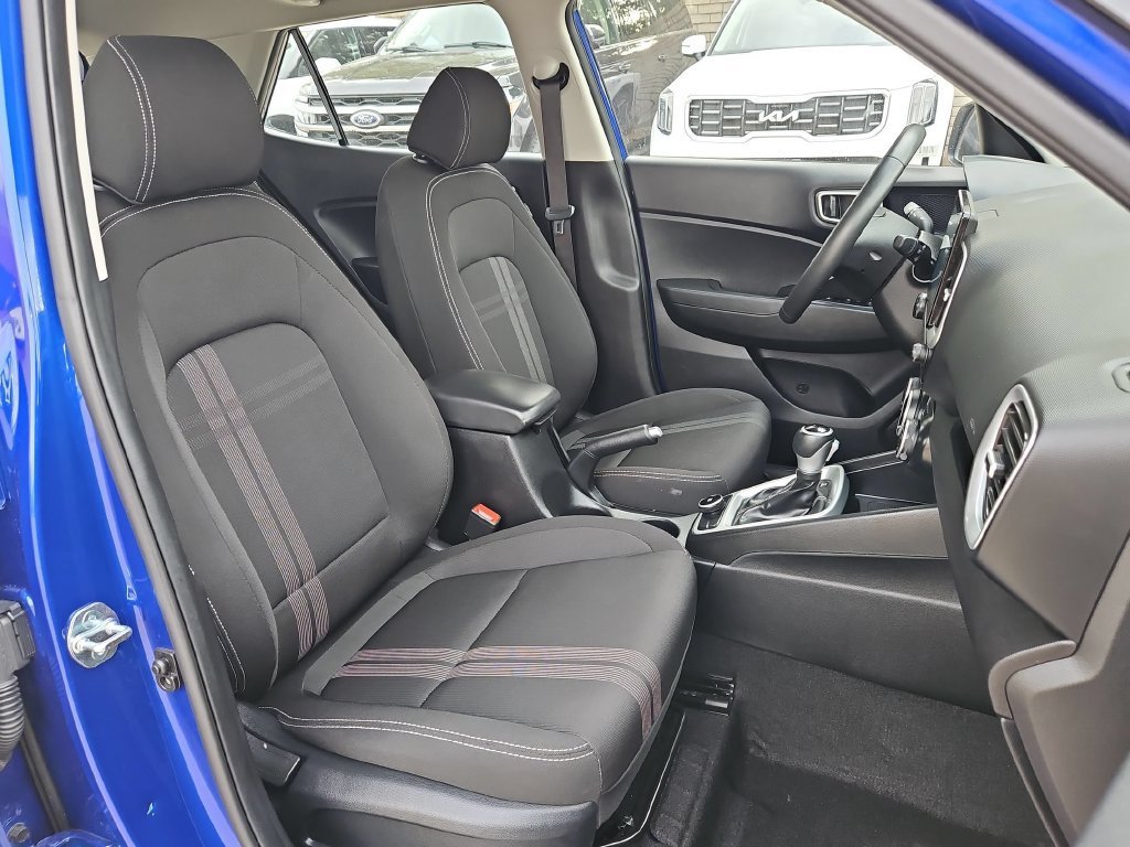 Used 2025 Hyundai Venue SEL FWD image 31