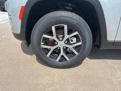 New 2025 Jeep Grand Cherokee Limited image 11