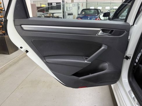 Used 2018 Volkswagen Passat 2.0T R-Line w/ R-Line Lighting Package FWD image 12