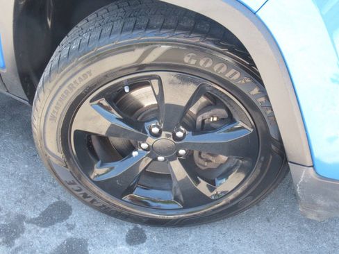 Used 2018 Jeep Cherokee Latitude w/ Altitude Package AWD/4WD image 5