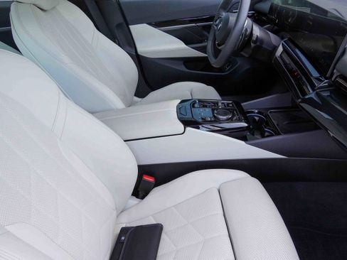 Certified 2025 BMW 530i xDrive image 12