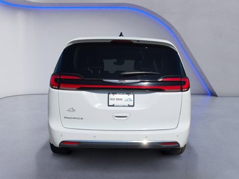 Used 2023 Chrysler Pacifica Touring-L FWD image 4