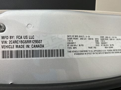 Used 2024 Chrysler Pacifica Touring-L FWD image 27