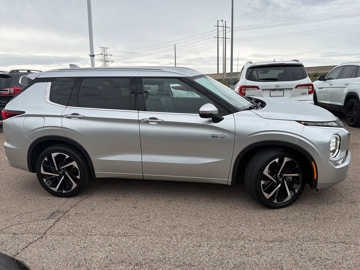 Used 2024 Mitsubishi Outlander 4WD Plug-In Hybrid image 2