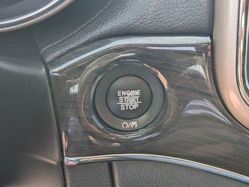 Used 2017 Jeep Grand Cherokee Overland AWD/4WD image 10