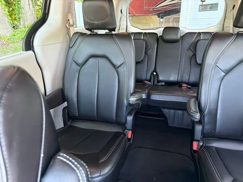 Used 2023 Chrysler Pacifica Touring-L FWD image 17