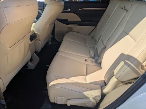 Used 2017 Toyota Highlander Limited image 25