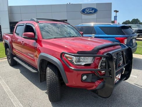 Used 2017 Toyota Tacoma TRD Off-Road AWD/4WD image 7