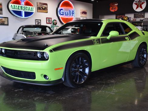Used 2023 Dodge Challenger R/T w/ T/A Package RWD image 4