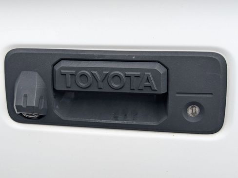 Used 2017 Toyota Tacoma TRD Off-Road w/ Premium & Technology Package AWD/4WD image 13